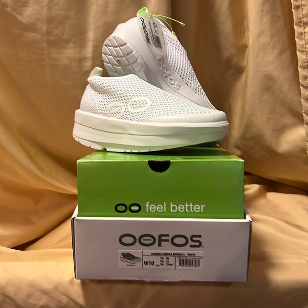 OOFOS chukka women’s- white- size 10